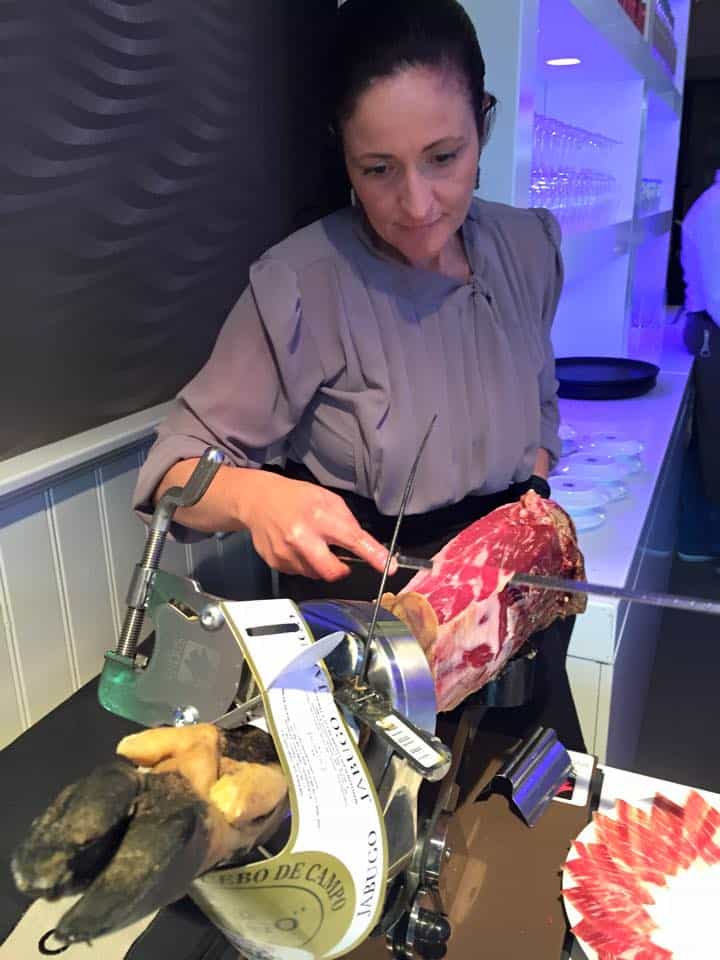 Maestra cortadora at event bij Tieleman keukens