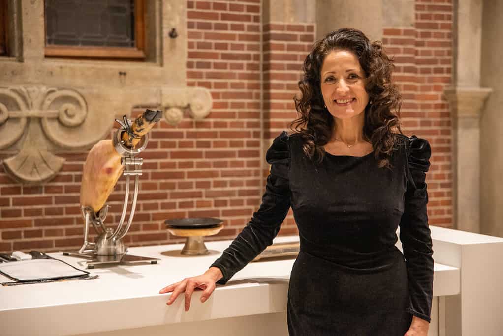 Cati Gomez is an entrepreneur and cortadora de jamon profesional in the Netherlands. The female Cortdador