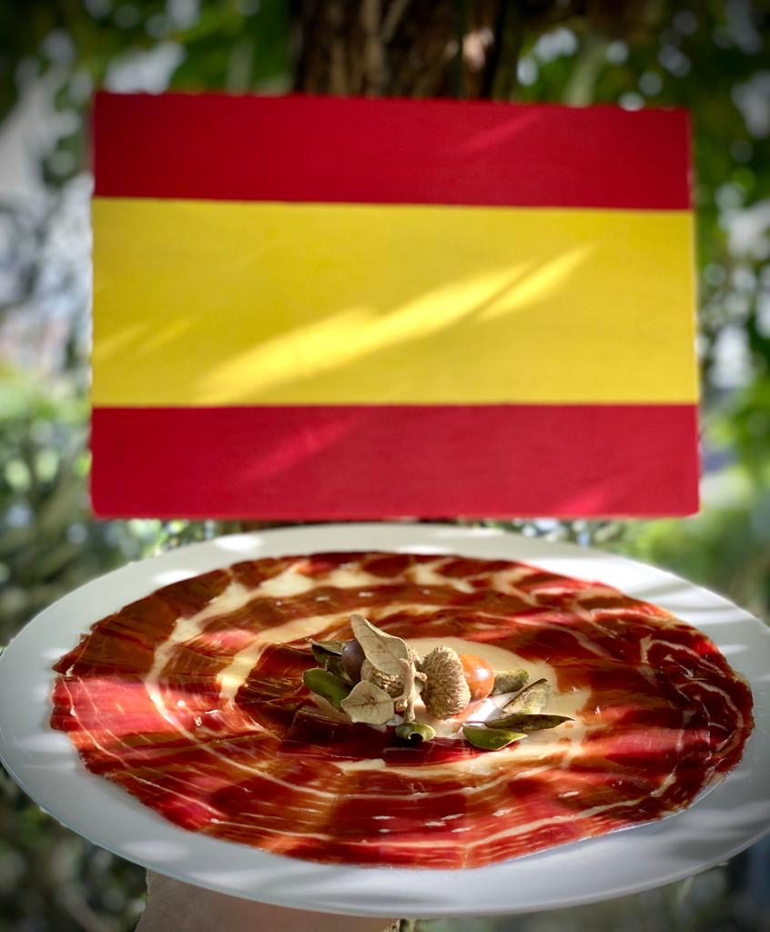 Skivad spansk skinka, jamon av cati gomez. Cortadora. Cortador