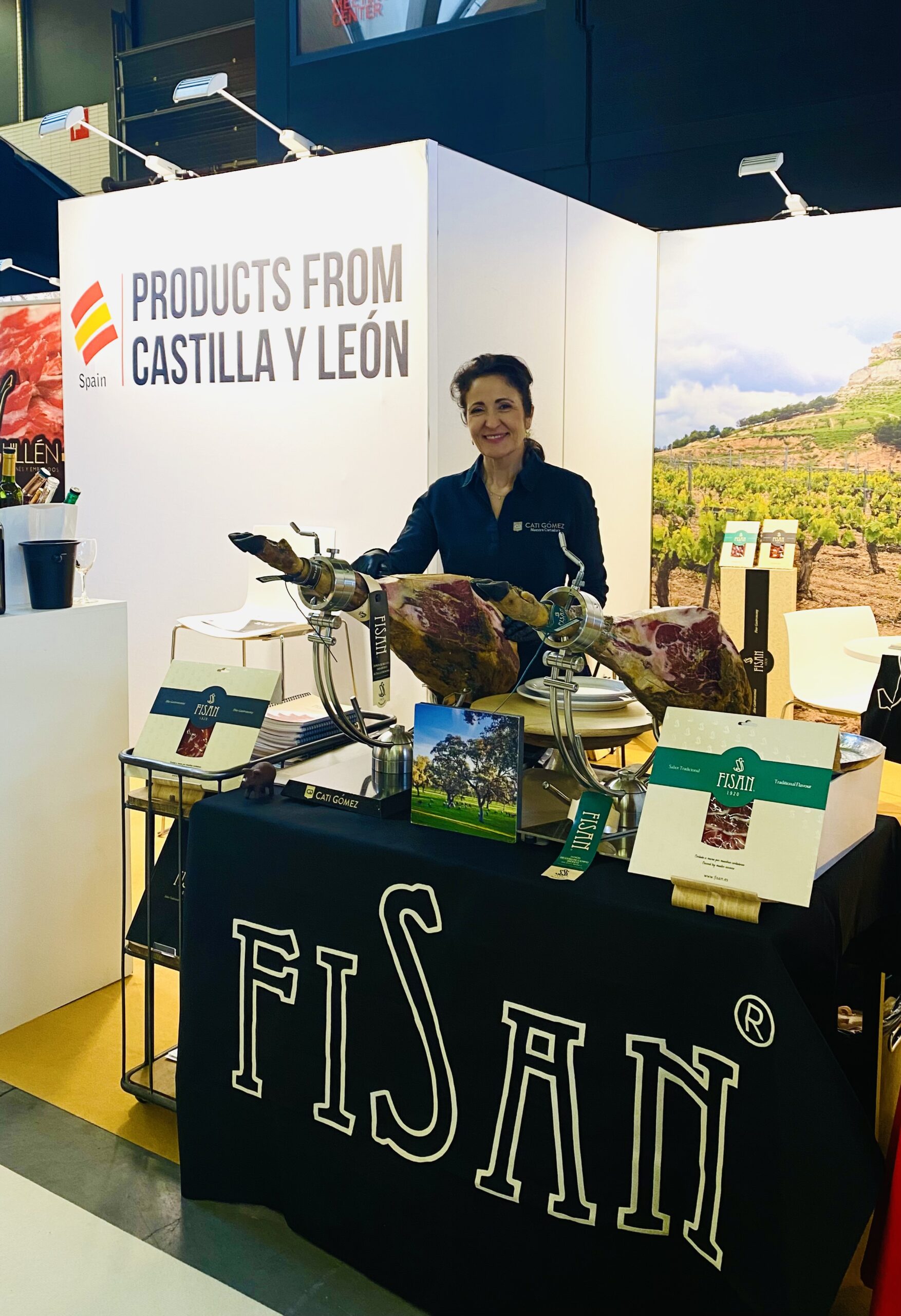 Cortadora de jamón presente en la expo Tavola donde corta ibérico de la marca Fisan